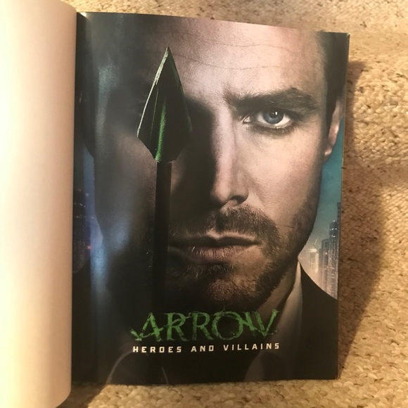 Book (Softback): Arrow; Heroes and Villains - Picture 5 of 12